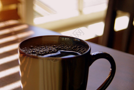 咖啡杯棕褐色阴影杯子阳光棕色窗户咖啡咖啡屋太阳背景图片