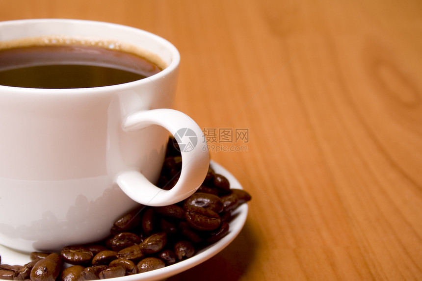 咖啡和大豆杯子豆子兴奋剂木头咖啡店营养食物闲暇粮食活力图片