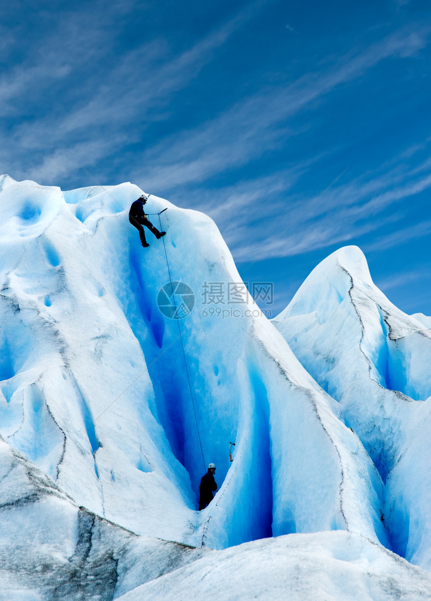 爬上佛塔哥尼亚的冰川危险顶绳登山高山运动首脑头盔天空锤子天气图片