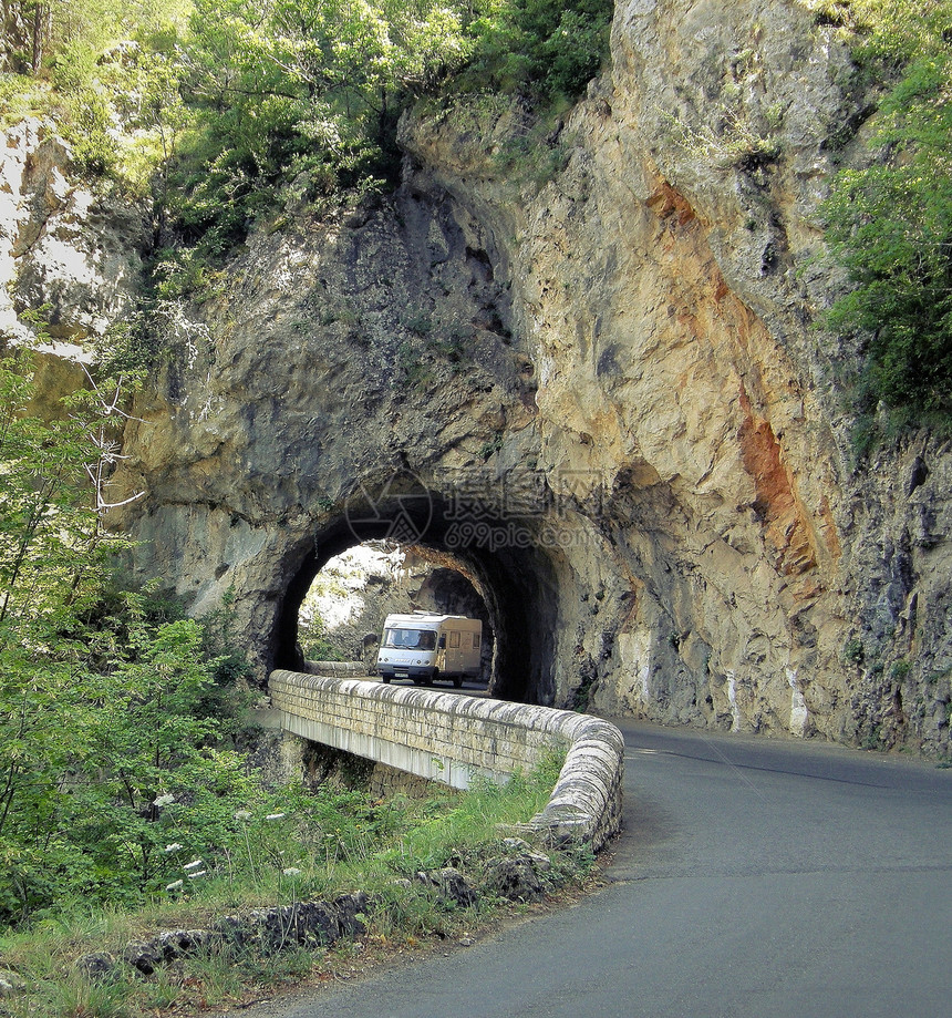 绕风公路上的野营面包车图片