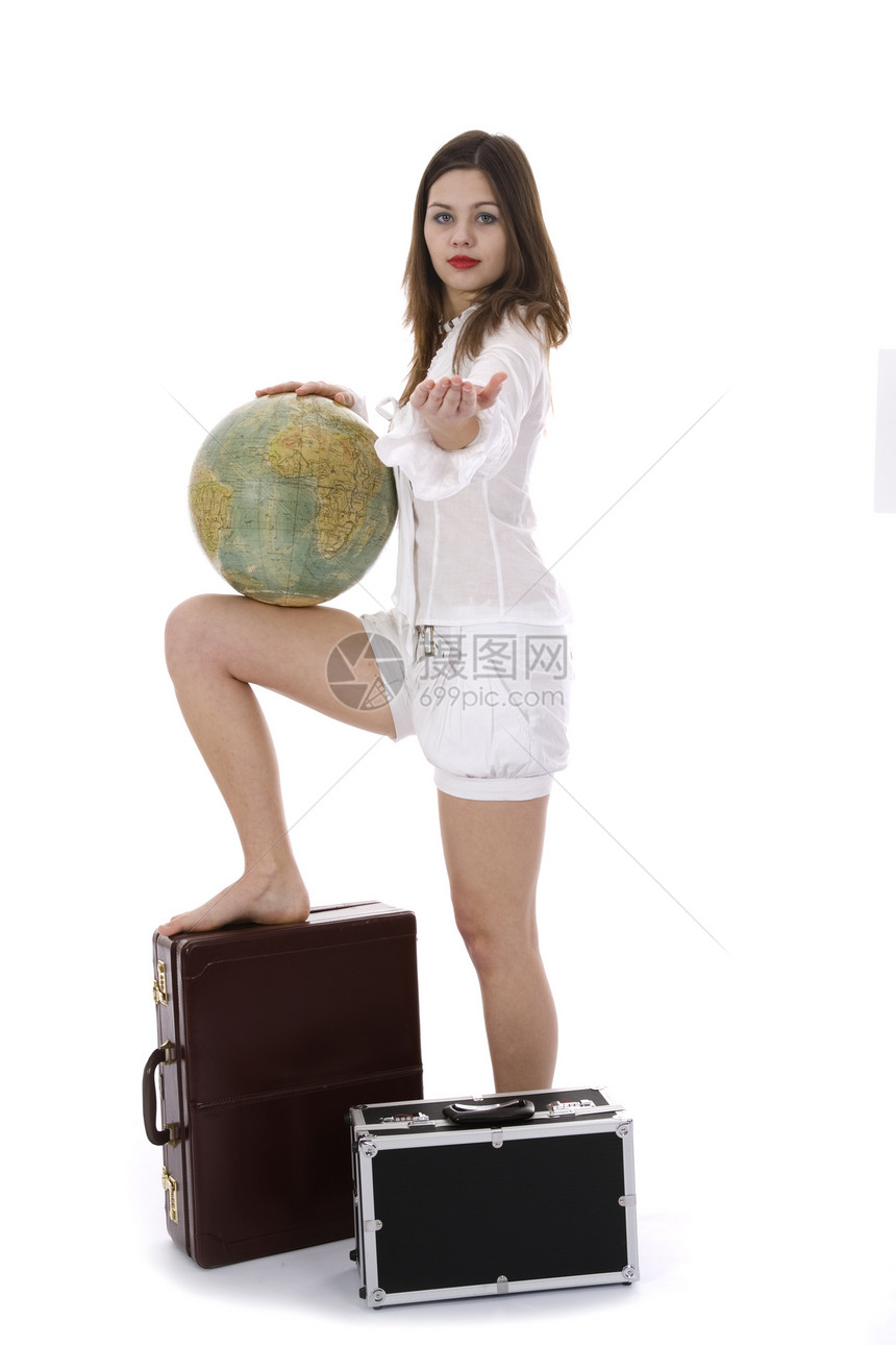 携带手提箱和地球的年轻妇女远足旅行白色旅游人士商务树干女孩图片