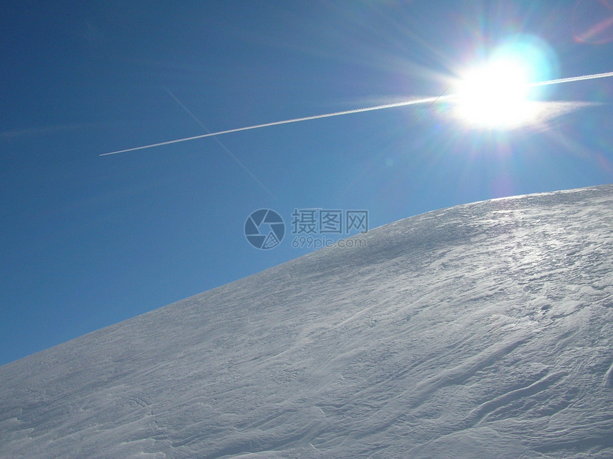 冰冻的山峰蓝色天空白色图片