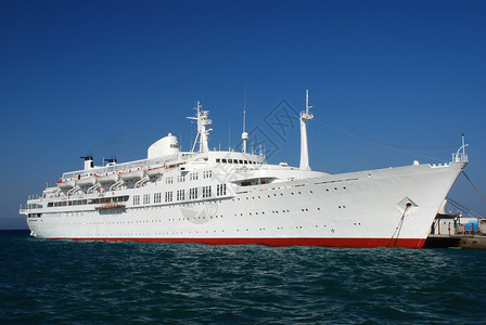 白色游轮航程运输蜜月奢华漂浮桅杆海洋水手邮轮天空高清图片