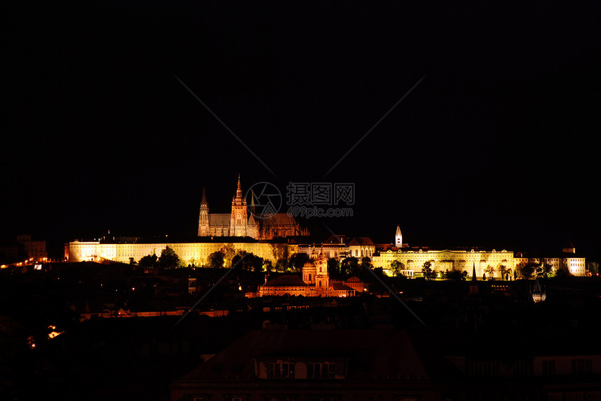 夜里布拉格城堡全景教会灯笼首都建筑学运输遗产旅行小精灵城市图片