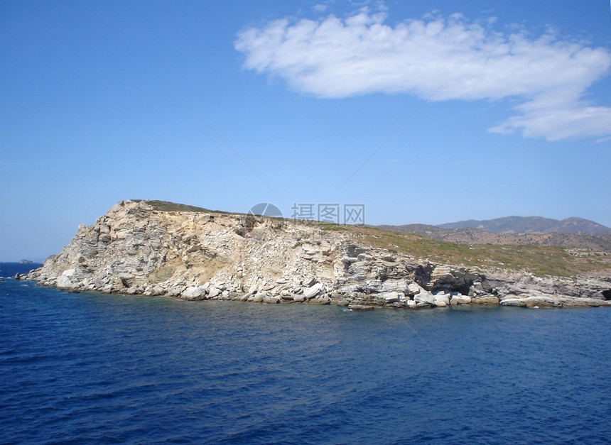 悬崖和云彩海滩天气蓝色旅行晴天岩石旅游天空海岸石头图片