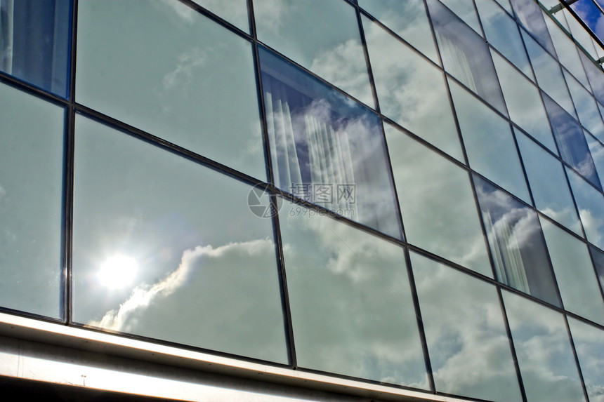未来办公大楼和蓝天办公室办公楼反射外观天际公寓组织建筑学镜子蓝色太阳图片