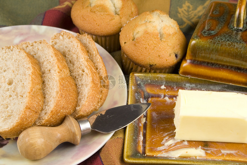 面包和黄油烘烤烤箱餐厅盘子甜点小吃服务蛋糕小麦早餐图片