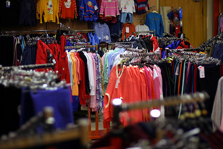 衣服价格商店店铺牛仔裤收藏销售商业产品孩子消费者展示陈列室出口背景