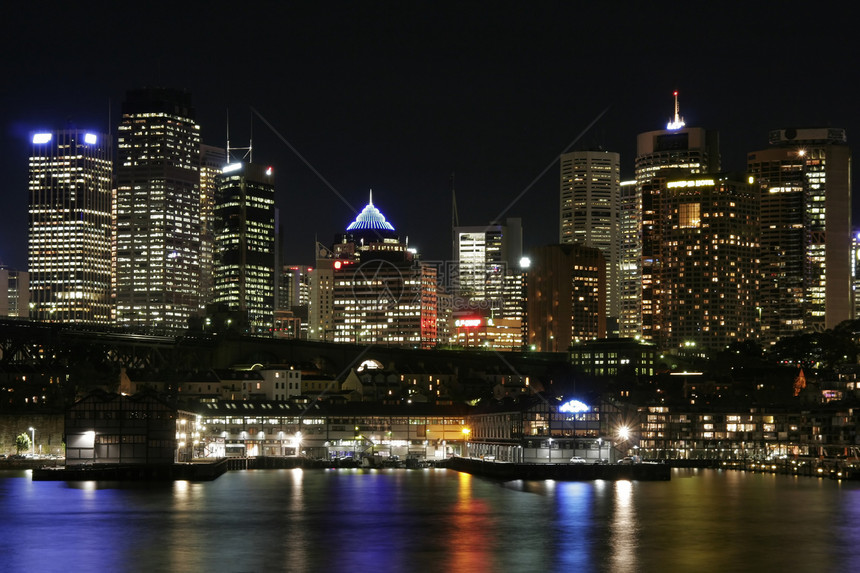 悉尼夜码头景观环形城市天际反射摩天大楼中心黑暗地标图片
