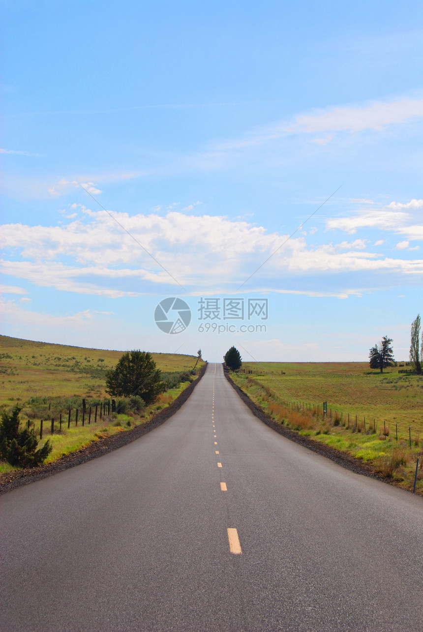 国路孤独空白驾驶农村沥青草地道路爬坡车道地平线图片