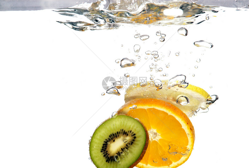 水果切片奇异果飞溅宏观绿色果汁柠檬橙子气泡图片