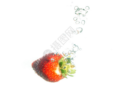 草莓喷洒宏观气泡果汁飞溅草莓背景图片