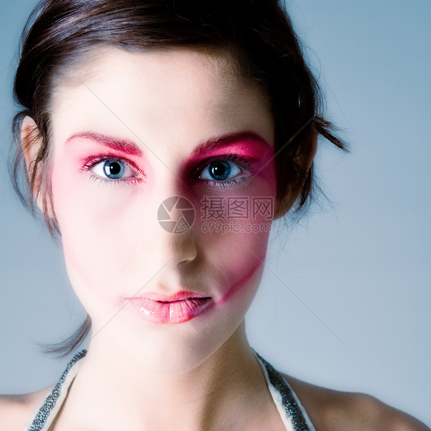 黑发碧脸的黑发 外加极端化妆模型艺术家女性化妆品蓝色背景女士红色眼神图片
