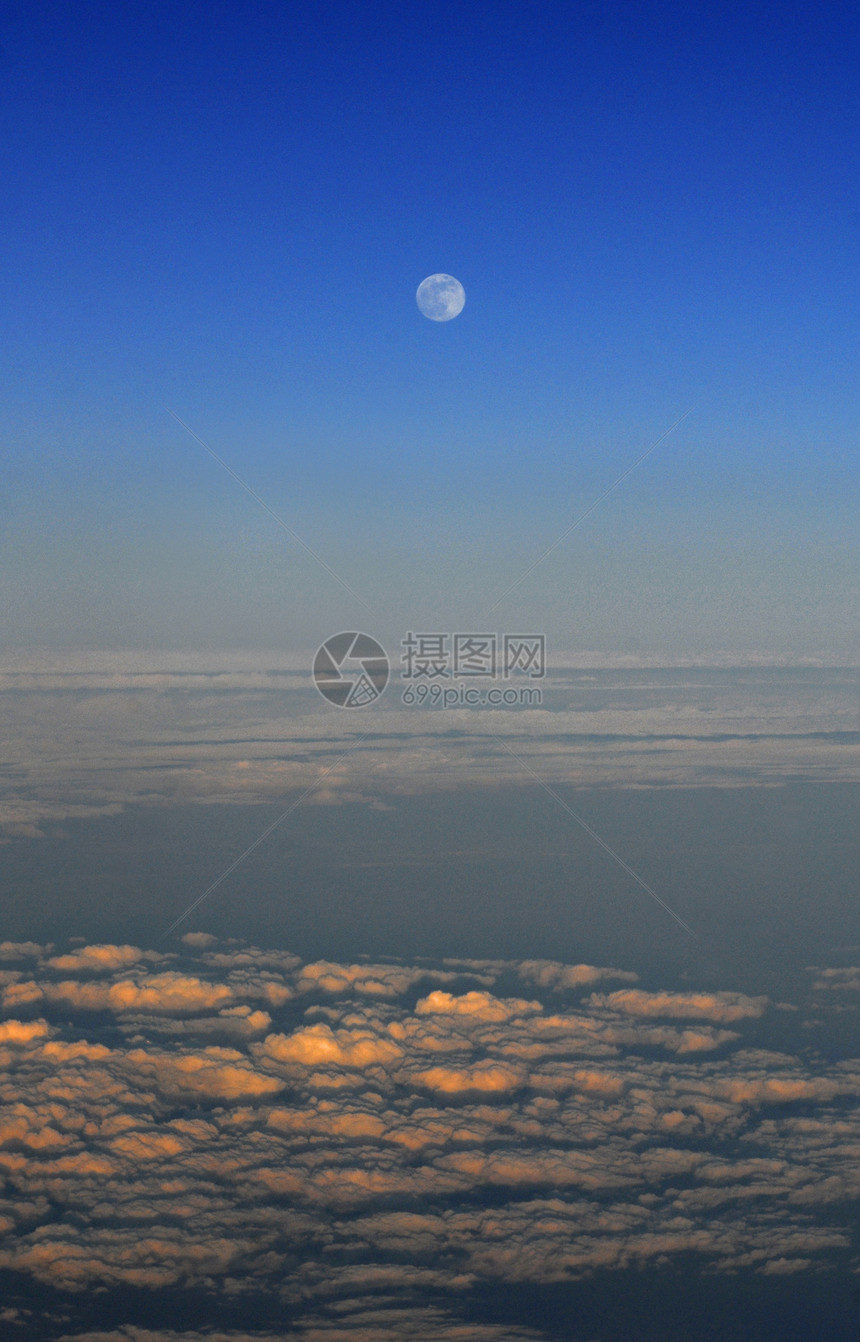 月亮在天空中完整性窗户旅行月光航空公司呼吸道高架航班蓝色蓝天图片