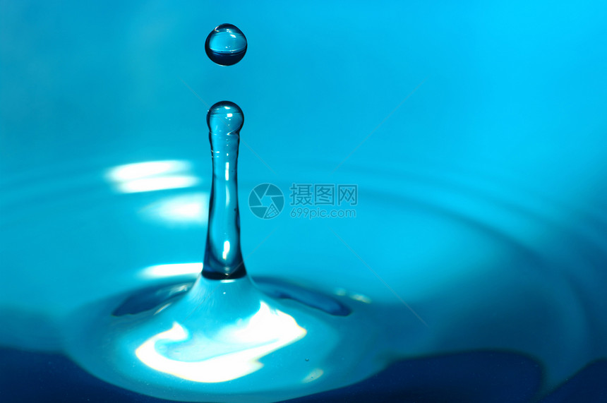 水滴 下降下来海浪飞沫液体宏观环境飞溅同心卫生蓝色圆圈图片