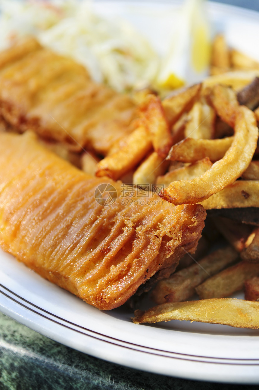鱼和薯片食物育肥薯条柠檬筹码桌子酒吧午餐晚餐餐厅图片