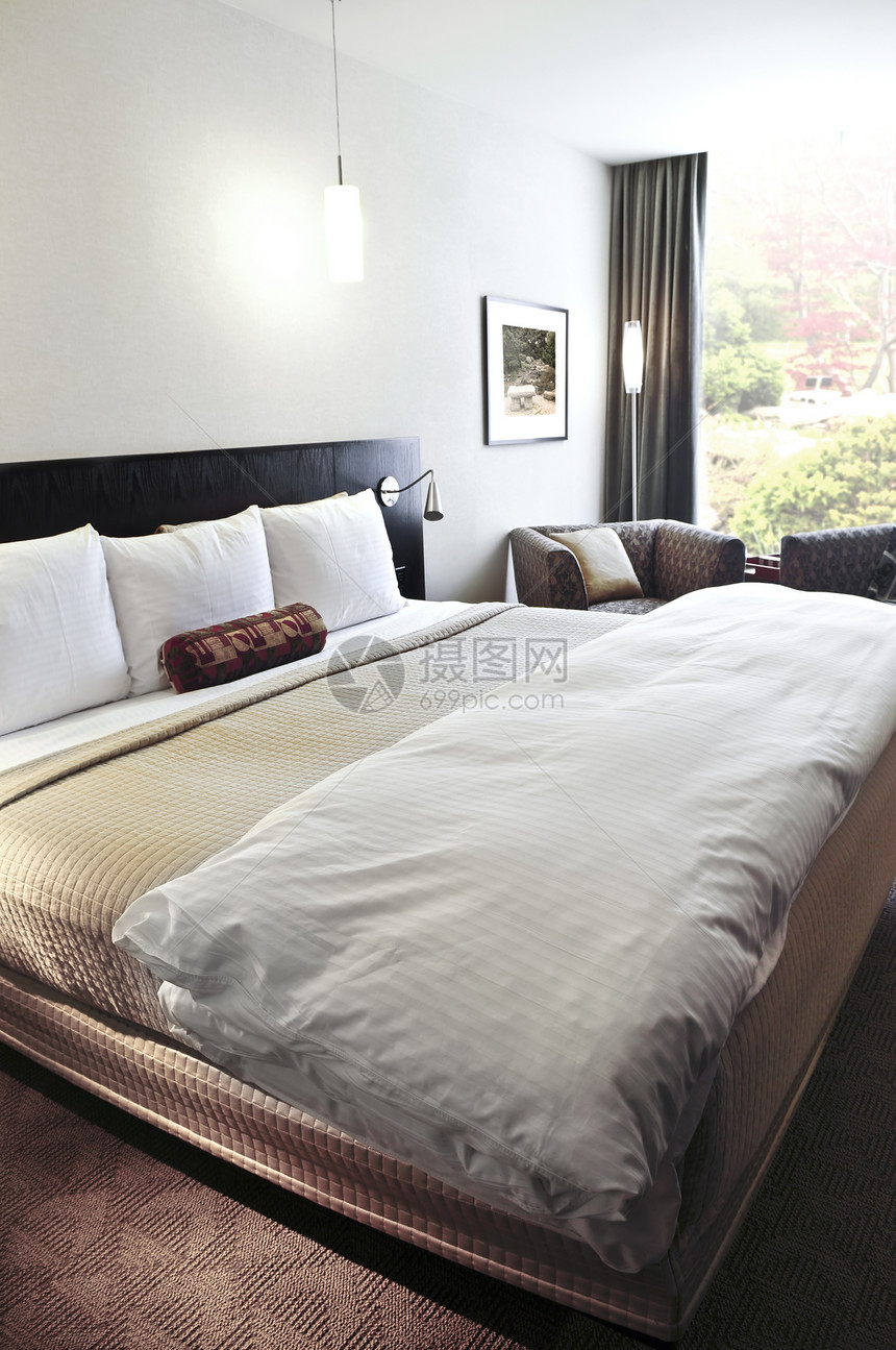 床间和舒适的床铺装潢床单酒店寝具软垫靠垫装饰棉被羽绒被毯子图片