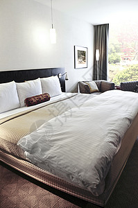 床间和舒适的床铺装潢床单酒店寝具软垫靠垫装饰棉被羽绒被毯子背景图片