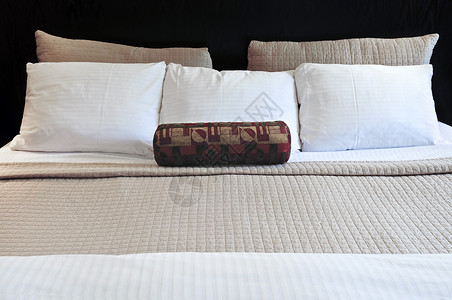 舒适床亚麻床单摆设枕头棉被风格奢华羽绒被房子酒店背景图片