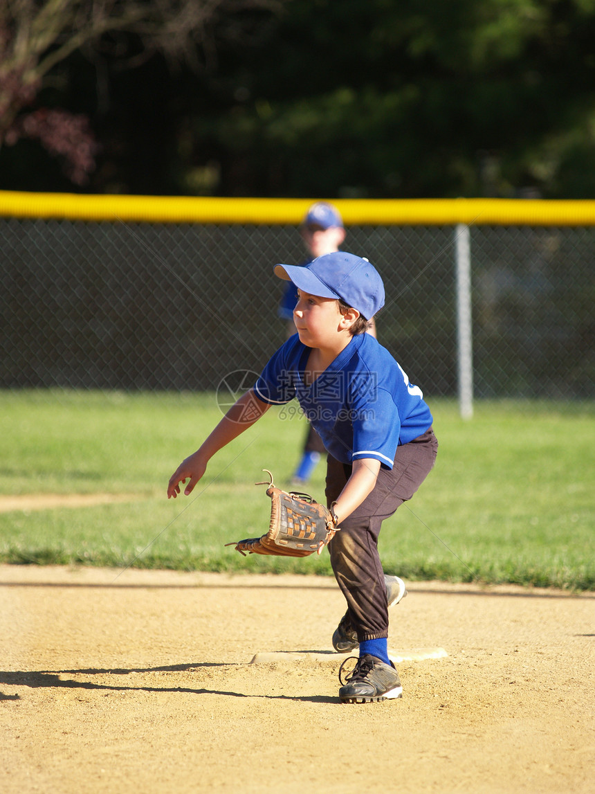小联盟棒球选手享受消遣竞争游戏运动员行动孩子男生竞赛野手图片