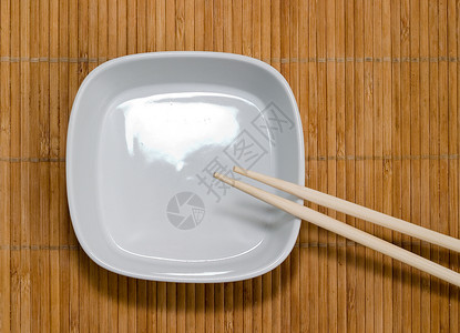 板和筷子竹子桌子文化午餐餐具环境白色用餐餐厅木头背景图片