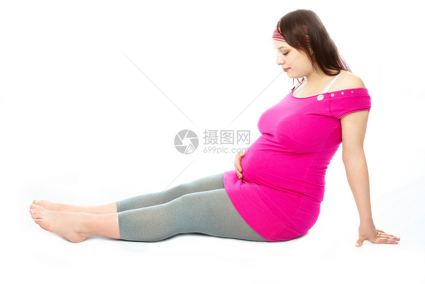 地板上美丽的孕妇 在地上图片