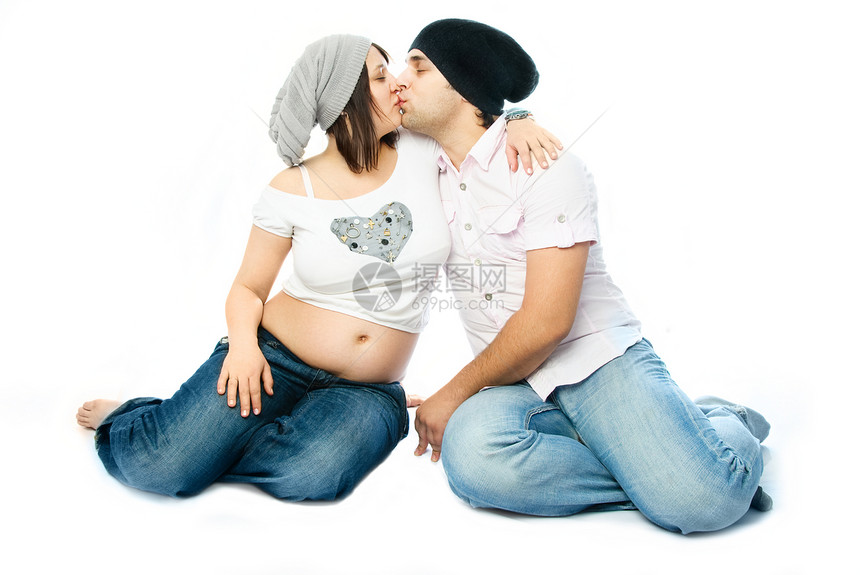 年轻怀孕妇女及其丈夫的亲吻图片