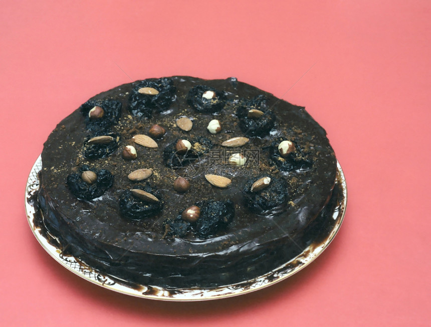 红色的黑巧克力蛋糕图片