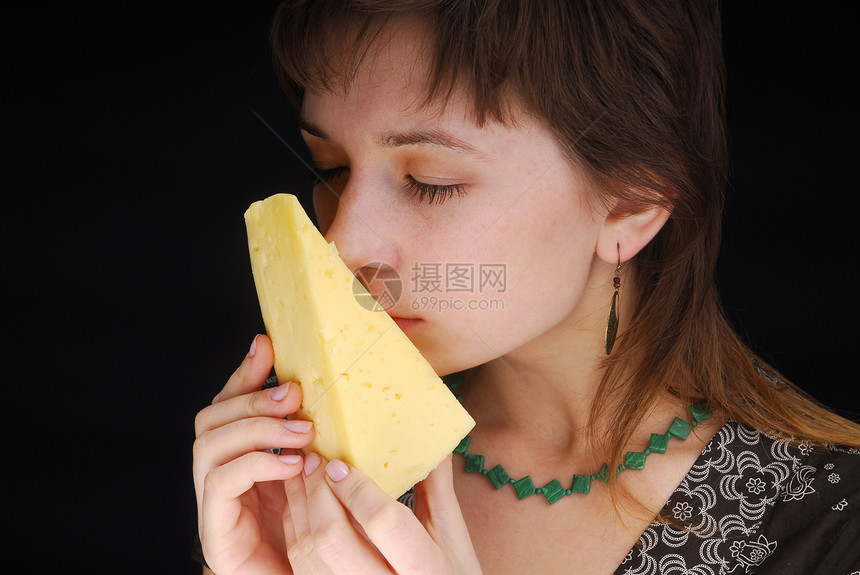 美丽的女人闻着奶酪的香味图片