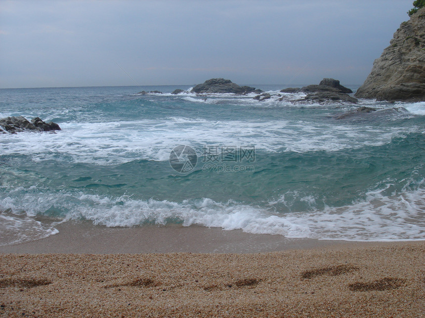 海浪在海面上 升降的脚步图片