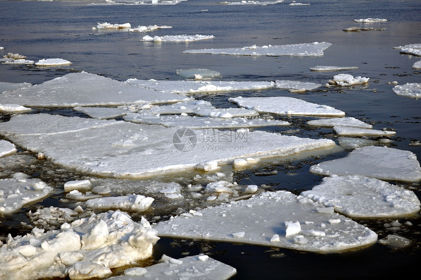 河流中的冰块溪流白色冻结环境漂浮天气跑步季节图片