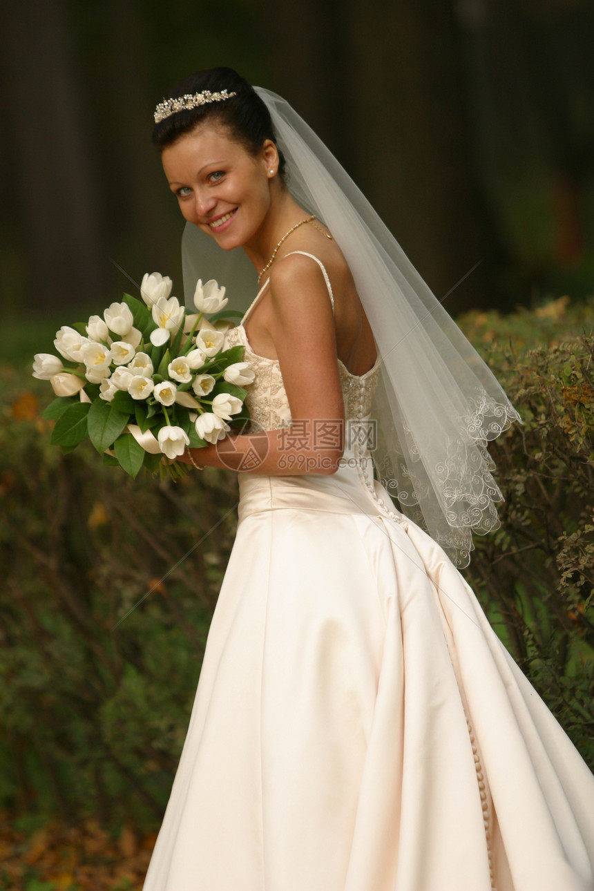 美丽的新娘钻石眼睛生活花朵婚礼公园选手未婚夫女士花束图片