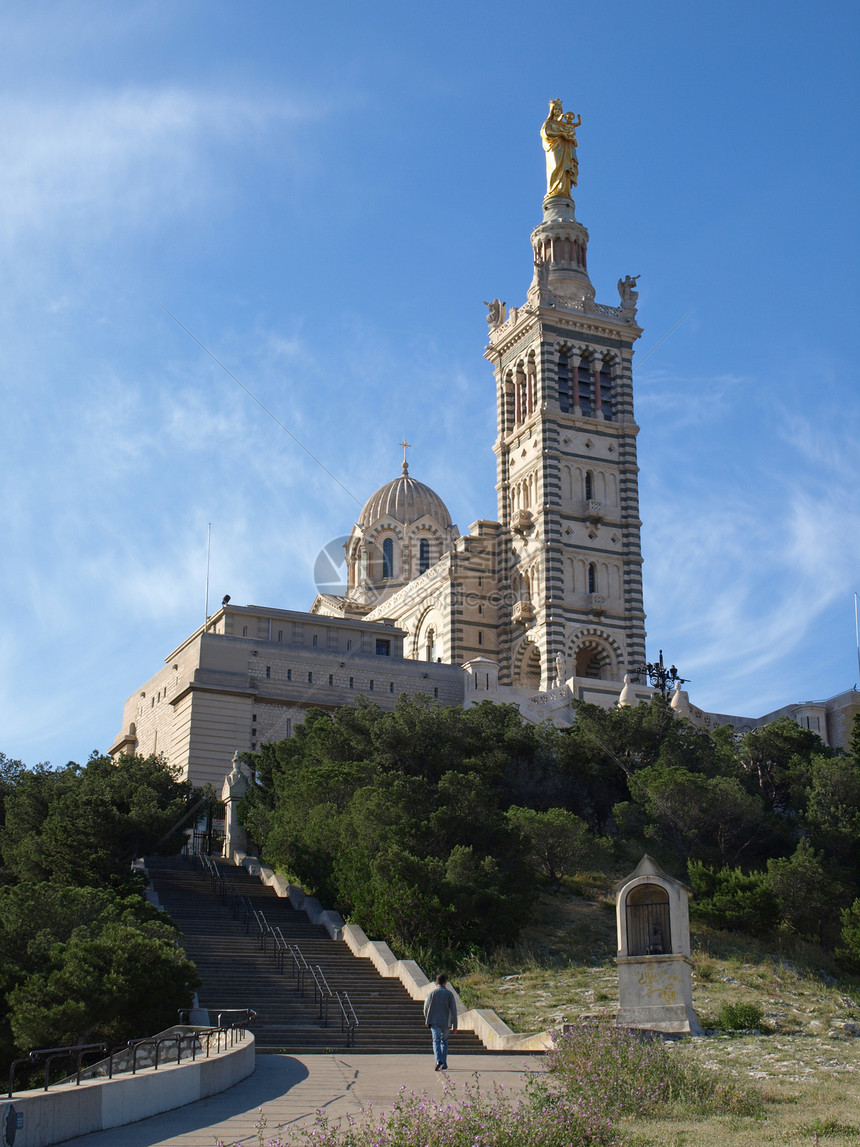 马赛大教堂 圣达梅德拉加尔德双色教堂城市蓝色教会天空大教堂爬坡楼梯圣母图片