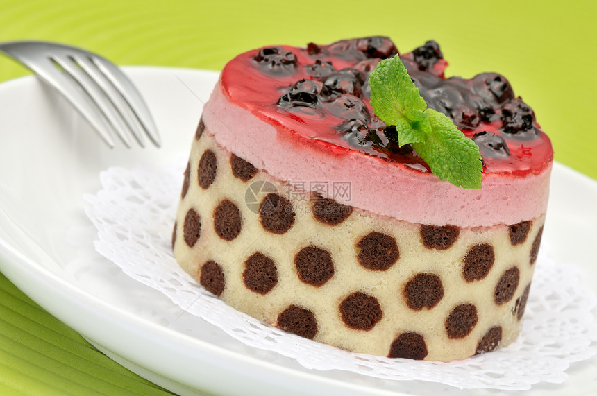 草莓慕斯蛋糕盘子红色食物粉色宏观甜点水果美食薄荷叶绿色图片