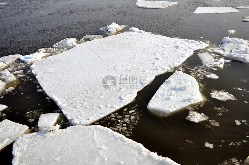 河流中的冰块季节白色环境溪流天气跑步冻结漂浮图片