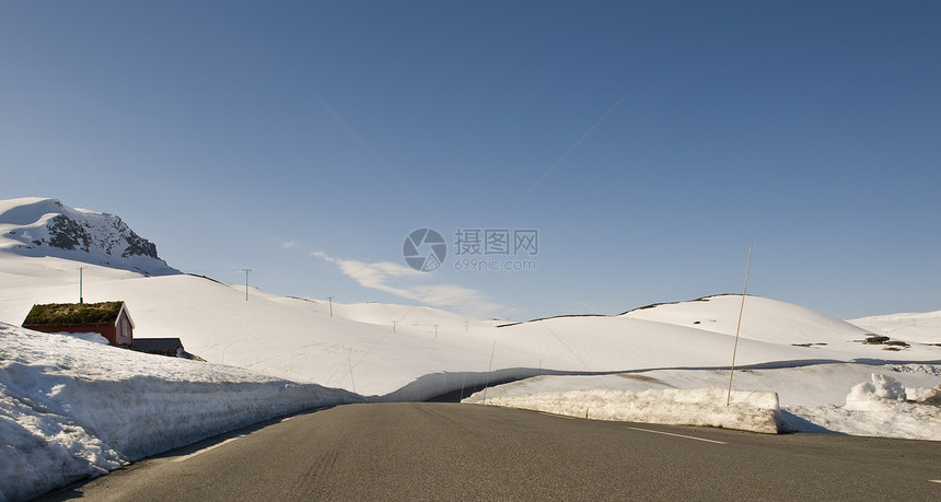 山区公路运输滑雪天气晴天山脉交通天空日光积雪小屋图片