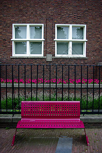 紫色长椅对称的康砖高清图片