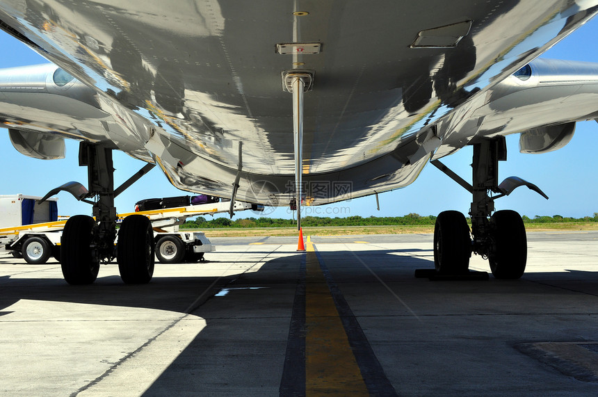 飞机装载卸载行李支撑机身客机航班旅行反射乘客齿轮运输飞机场图片
