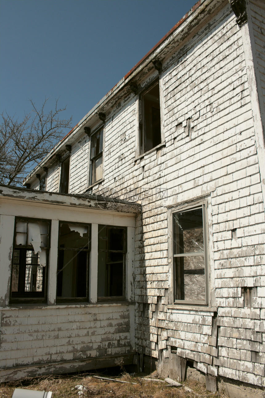 门廊旁被遗弃的住房图片