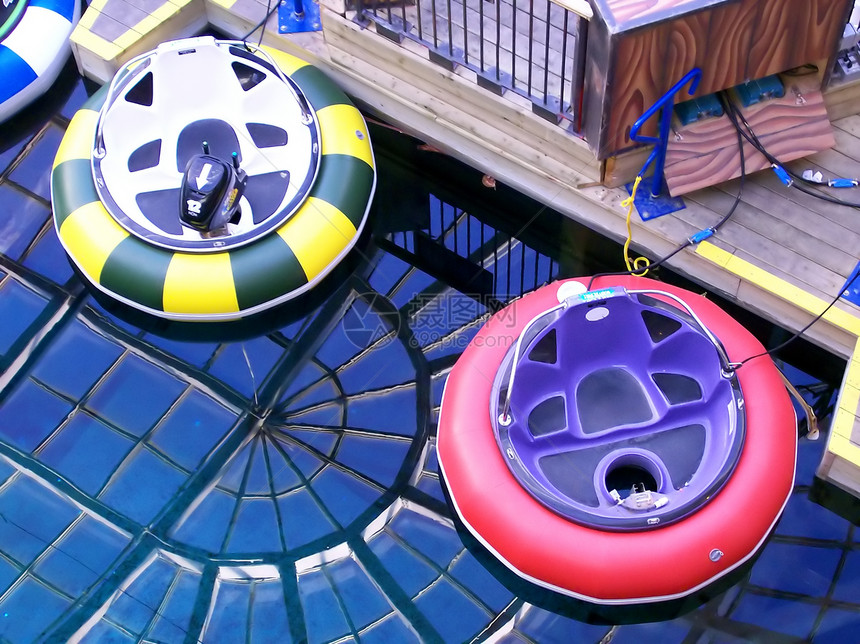浮船购物中心反射童年红色假期公园车辆码头乐趣保险杠图片