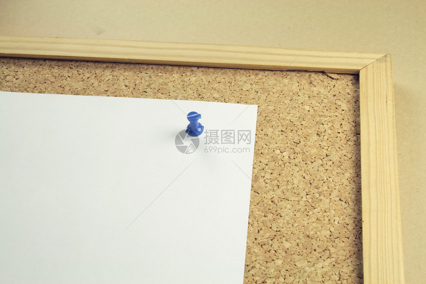 软木板上的白纸白便笺办公室记忆空白笔记组织软木公告写作软垫木板图片
