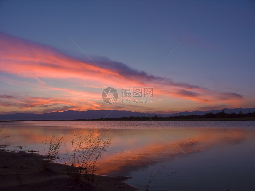 日落后云彩红色天空海岸线蓝色场景天堂风景阳光地平线旅行图片