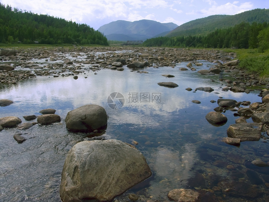 山河树木蓝色岩石溪流天空冒险风景场景石头叶子图片