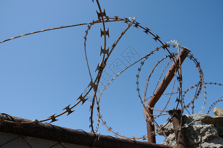 刺线链接金属建造栅栏剃刀天空监狱背景图片