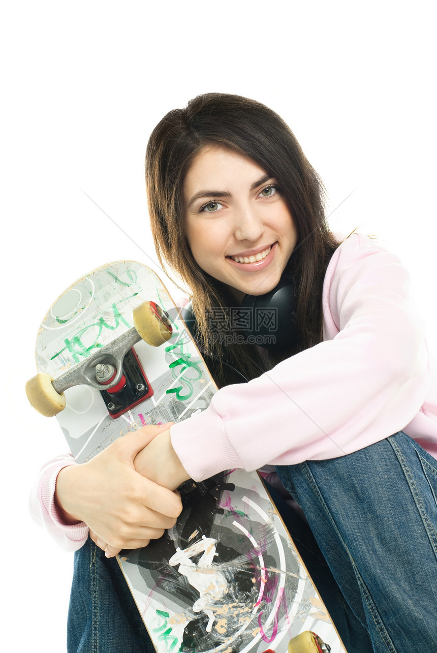 带滑板的少女微笑滑冰溜冰者运动头发拥抱青年快乐闲暇幸福图片