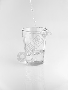 杯水反射白色玻璃温泉饮料生活液体背景图片