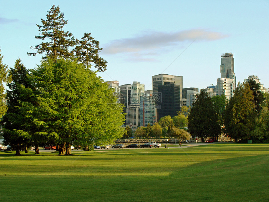 来自斯坦利公园的温哥华市中心风景图片