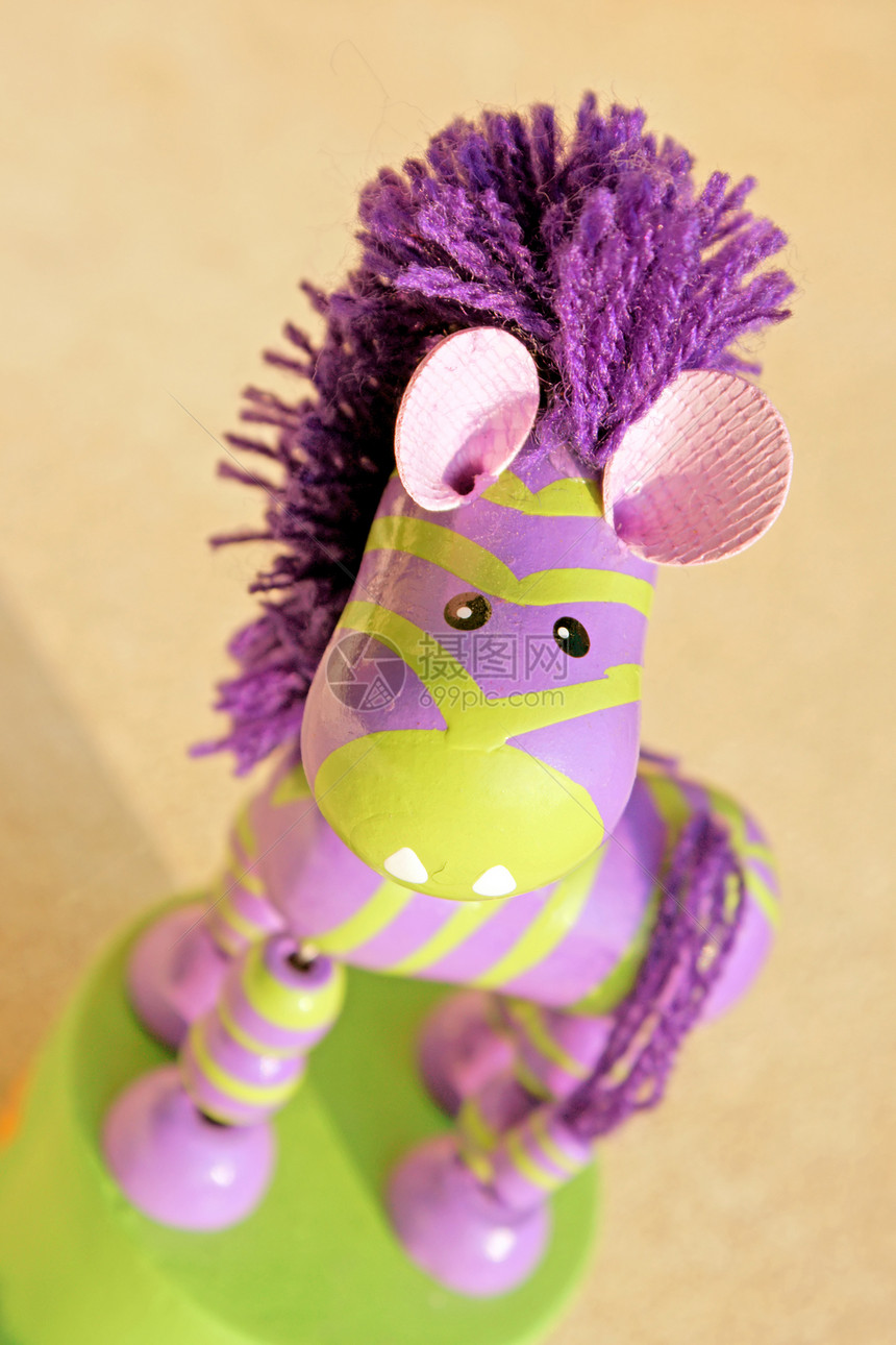 木制玩具条纹宏观木头紫色绿色图片