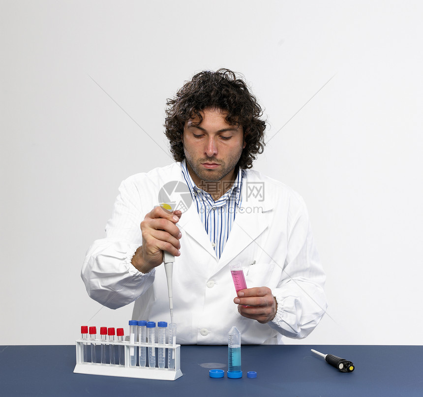 在实验室工作试剂男性实验手套化学家化学品测试考试瓶子研究员图片