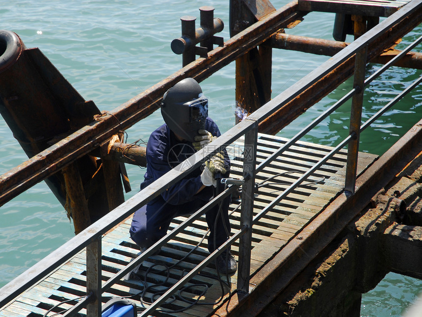 海上附近的焊接经营人图片